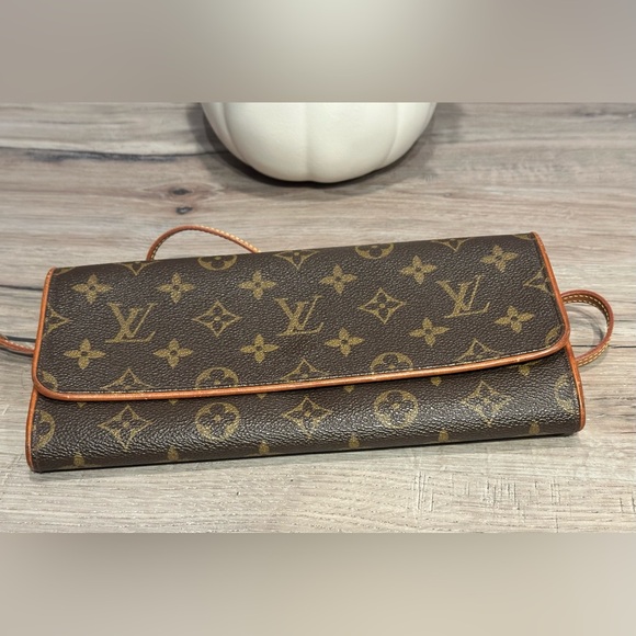 Louis Vuitton Monogram Pochette Twin GM Crossbody Shoulder Bag - Picture 2 of 10